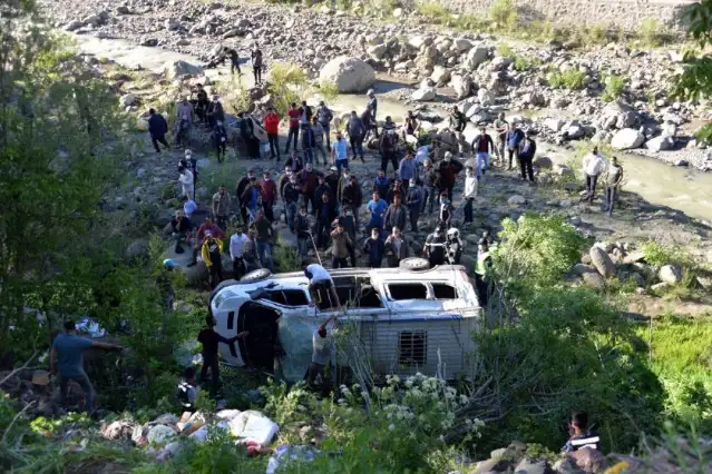 Bingöl'de yolcu minibüsü devrildi: 13 yaralı