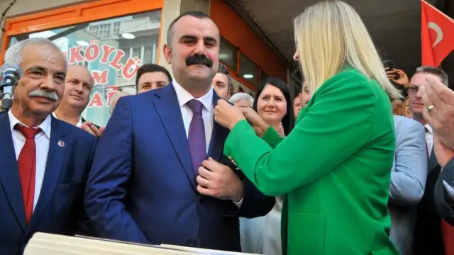 Belediye başkanı İYİ Parti'den istifa ederek CHP'ye katıldı