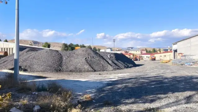 Erciş'te Belediyeye verilmeyen asfalt malzemesi çöpe döküldü!