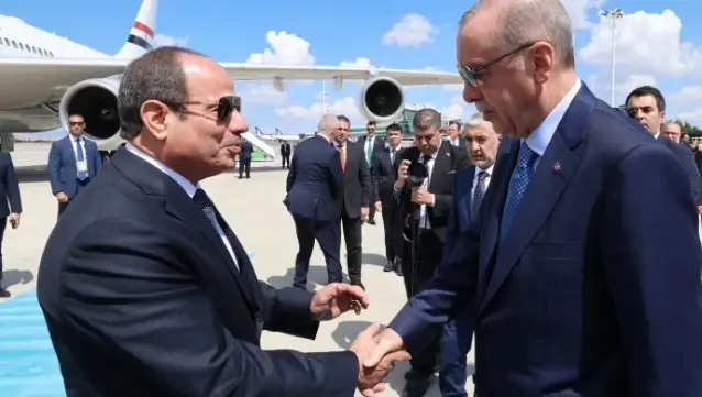 Erdoğan, daha önce "Katil ve darbeci" dediği Sisi'yi resmi törenle karşıladı