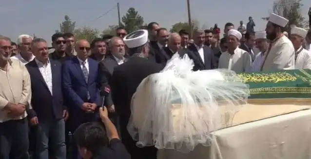 8 yaşındaki Narin’in tabutuna gelinlik konuldu