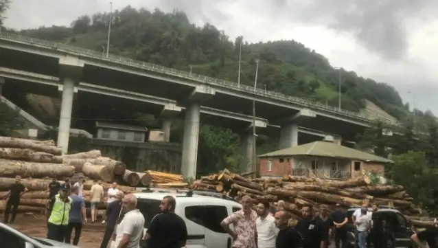 Hopalılar zanlı Ustabaş'ın akrabalarına ait kereste atölyelerinin boşaltılması için 3 gün süre verdi