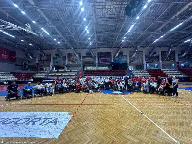 İzmir'de engeller tekerlekli sandalye futbolu ile kalktı