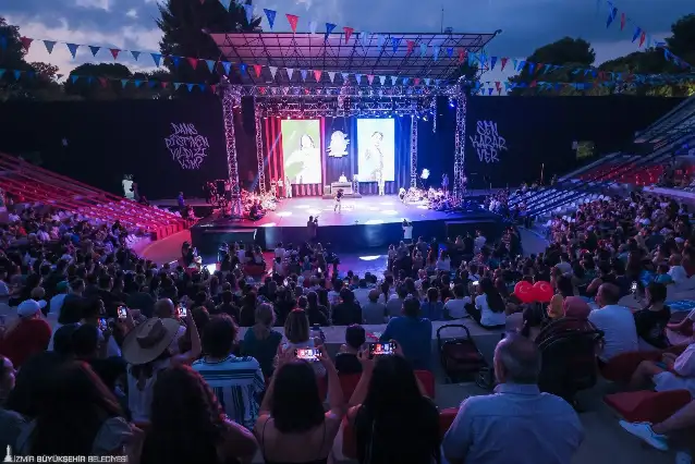 İzmir Enternasyonal Fuarı’nda müzik ve dans dolu gece