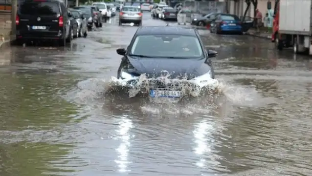 İzmir'de etkili olan sağanak sonrası su baskınları yaşandı