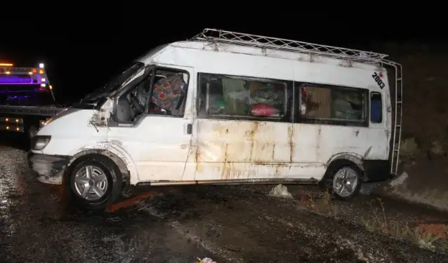 Konya'da mevsimlik işçileri taşıyan minibüs devrildi: 12 yaralı