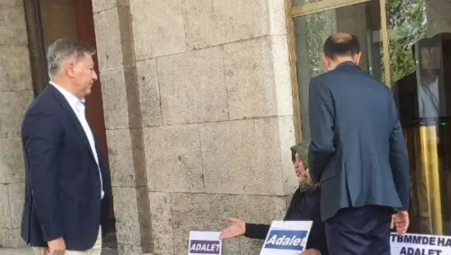 CHP Grup Başkanvekili Emir, adalet nöbetini sürdüren Emine Şenyaşar'ı ziyaret etti
