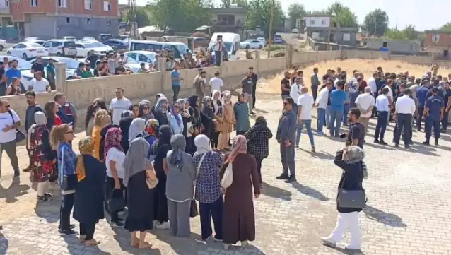 AKP’liler Narin’in cenazesinde toplu fotoğraf çektirdi