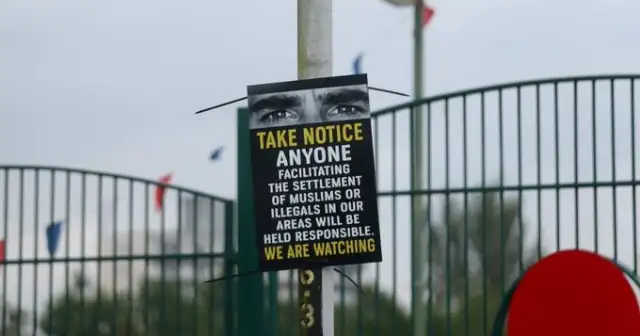 Kuzey İrlanda'da polis, göçmen karşıtı posterleri kaldırdı