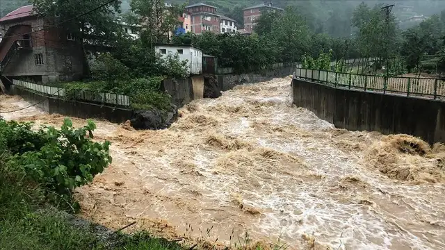 Trabzon'da taşkın: Kaybolan yurttaş halen aranıyor
