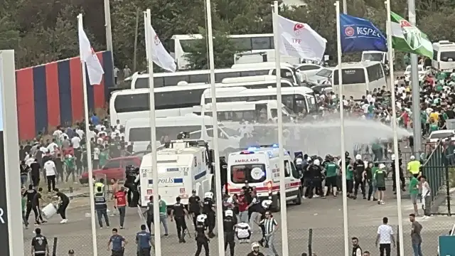 Düzcespor - Bursaspor maçında ortalık karıştı