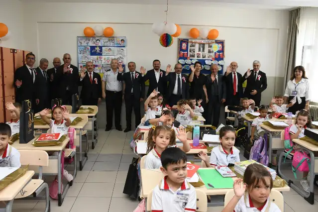 Balıkesir’de yeni eğitim yılı başladı: Öğrencilere hediyeler ve ulaşım desteği