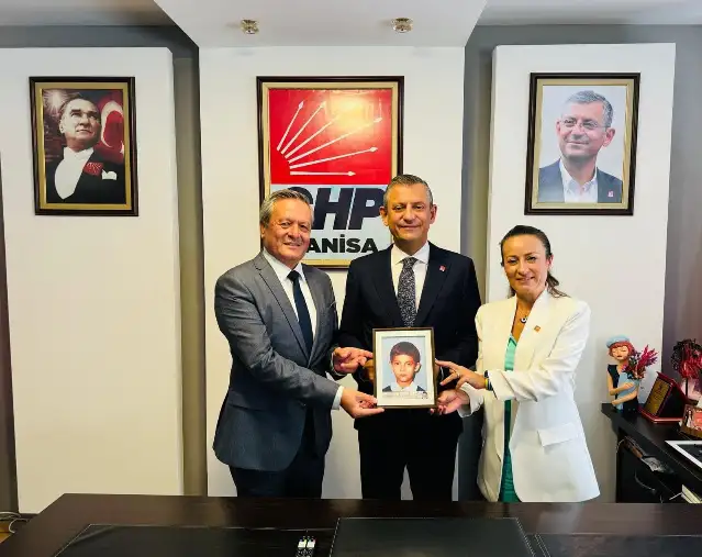 Özgür Özel’e baba ocağında fotoğraf süprizi