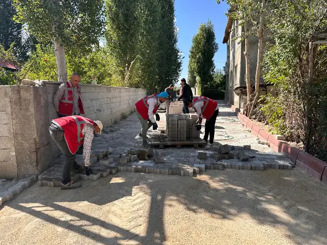Edremit Belediyesi yol yapım çalışmalarını aralıksız olarak devam ettiriyor