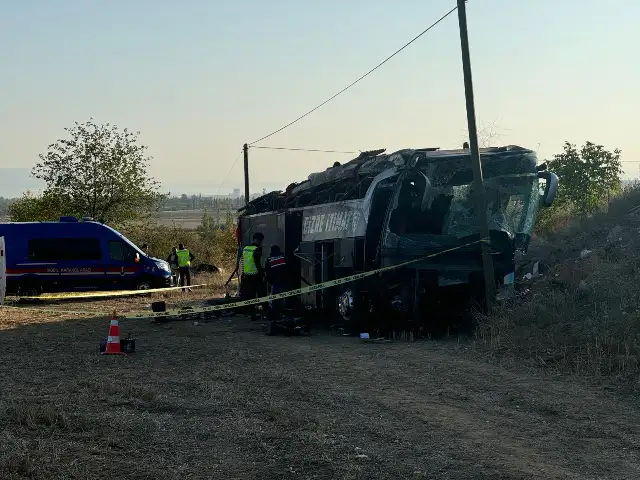 Afyonkarahisar'da yolcu otobüsünün devrildiği kazada 21 kişi yaralandı