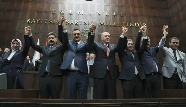 DEM, YRP, İYİ Partili 13 belediye başkanı AKP’ye geçti