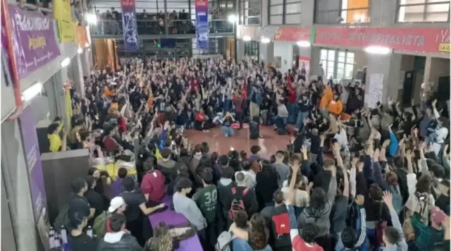 Arjantin'de öğrenciler, Devlet Başkanı Milei'nin eğitim politikasını protesto etti