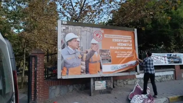 Esenyurt Belediyesi'ne atanan kayyımdan ilk icraat: Özer’in fotoğrafları bilboardlardan sökülüyor