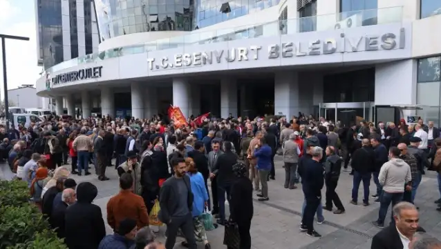 Esenyurt Belediyesi önünde oturma eylemi