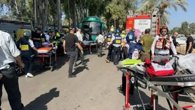 İsrail'de Mossad'ın bulunduğu semtte kamyonlu saldırı: 10'u ağır en az 40 yaralı