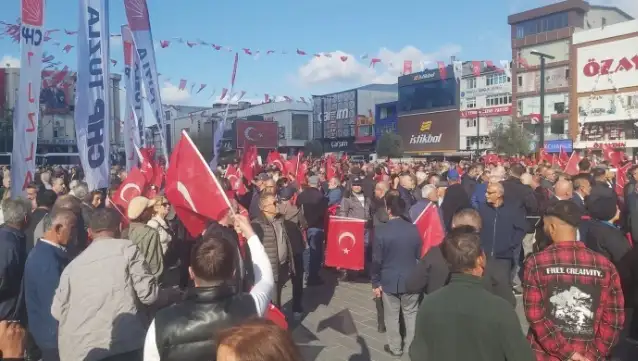 Halk Esenyurt Meydanı’nda toplanmaya başladı