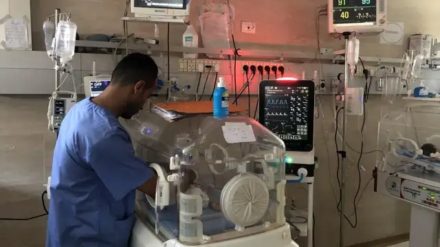 İsrail Gazze'deki hastanede tüm erkek sağlık personeli ile bazı hasta ve yaralıları alıkoydu
