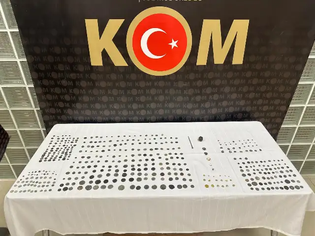 Manisa’da durdurulan araçtan binlerce tarihi eser çıktı
