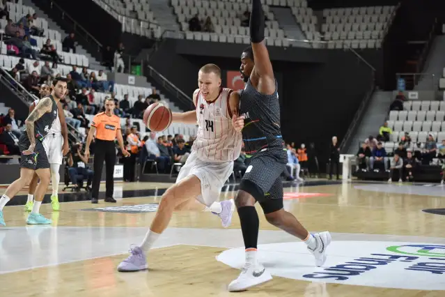 Avrupa’da Arslan kesilen Manisa Basket evinde kuzu çevirmeye dönüşmeyi sürdürüyor: 67-74