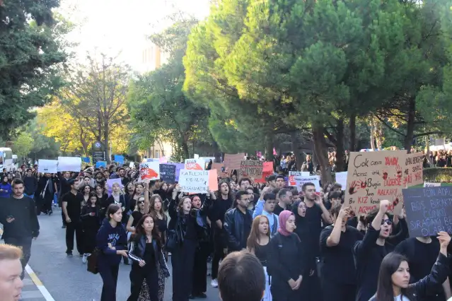 Marmara Üniversitesi öğrencilerinden İkbal Uzuner ve Ayşenur Halil için eylem