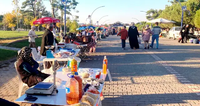 Manisalılar taze, organik ve ucuz ürünler için Ortaköy’de üretici pazarına akın etti