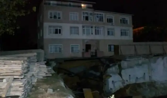 Üsküdar'da istinat duvarı çöktü: Bina boşaltıldı
