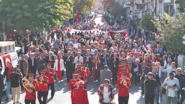CHP, Cumhuriyet Yürüyüşünü 101 metre uzunluğundaki bayrak ile yaptı