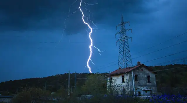 Bitlis'te elektrik trafosuna yıldırım isabet etmesi sonucu 5 kişi yaralandı