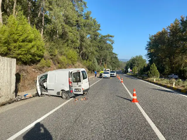 Muğla'da kamyonetin istinat duvarına çarptığı kazada 2 çocuk öldü, 1 kişi yaralandı