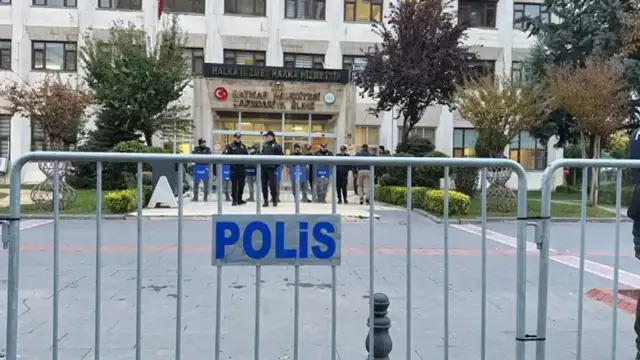 Kutevi: Kayyımın ilk icraatı, belediyenin sitesinden Kürtçeyi kaldırmak oldu