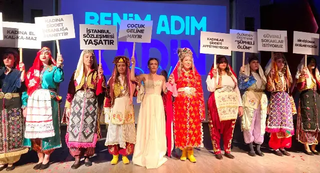 CHP Manisa Kadın İl Başkanı ve yönetiminden 'Benim Adım Kadın' defilesi