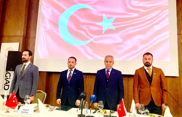 Bülent Arınç’tan siyasete eleştiri: Toplum geçim derdinde, siyasetçiler baş döndüren gündem değişikliği yarışında