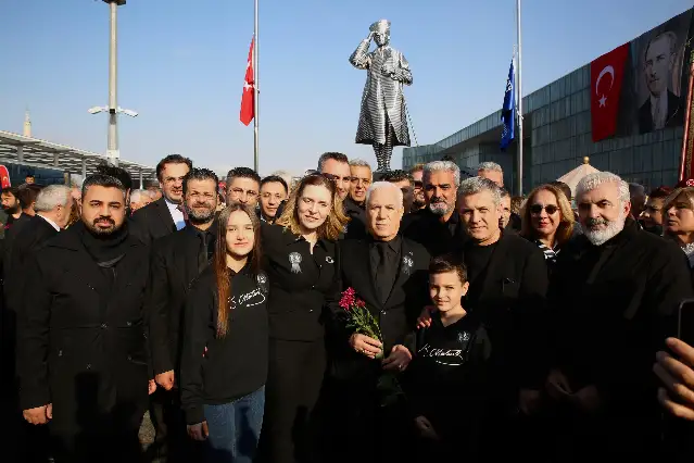 Bursa Kent Meydanı'nda ilk Atatürk heykeli Mustafa Bozbey tarafından açıldı