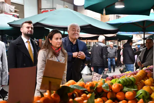 Başkan Özalper ve CHP kurmayları pazar yerindeydi: geçim yoksa seçim var