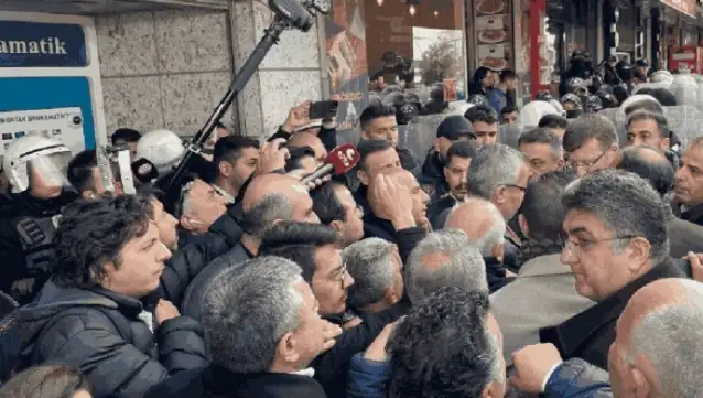 Meclis üyelerinin Esenyurt Belediyesi'ne girişine polis izin vermedi