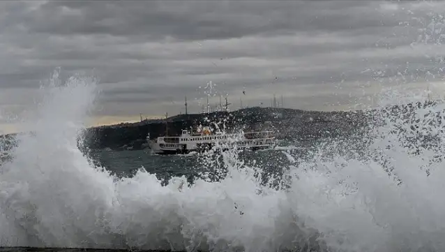 İstanbul’da olumsuz hava koşulları nedeniyle bazı deniz seferleri iptal edildi