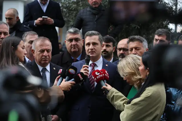 Deniz Yücel, Esenyurt Belediyesi önünde konuştu: CHP, tüm kadrolarıyla bu haklı direnişi sonuna kadar sürdürecektir