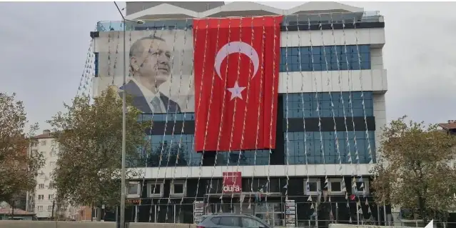 Karaca’dan Denizli AKP il binasına Atatürk posteri asılmamasına tepki: Utanın