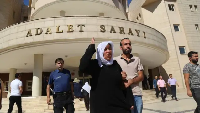 Polisin şikayeti üzerine hakkında dava açılan Emine Şenyaşar’ın duruşması ertelendi
