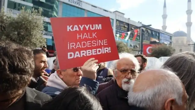 Esenyurt'ta kayyım protestosu: CHP’li vekiller belediyeye girdi
