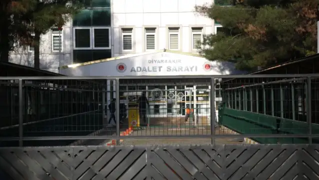 Diyarbakır'da gözaltındaki gazeteciler adliyeye sevk edildi
