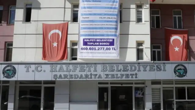 Halfeti Belediyesi önünde kayyım tepkisi: Biz kazanacağız