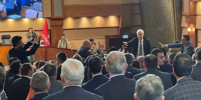 İBB Meclisi'nde kavga: Parti üyeleri yumruklarla birbirine saldırdı