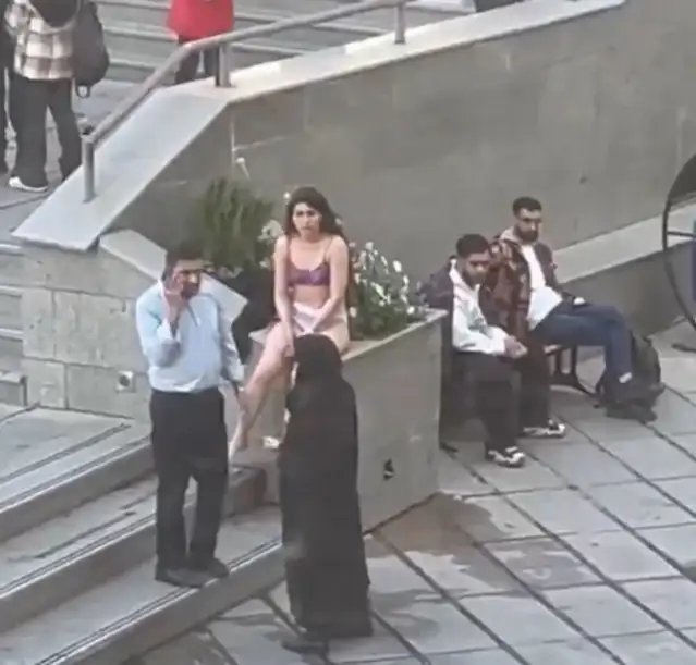 İran’da protesto için kıyafetlerini çıkaran öğrenci ailesine teslim edildi