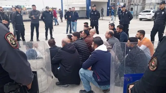 Adana'da maaşlarını alamayan 670 işçi eyleme başladı